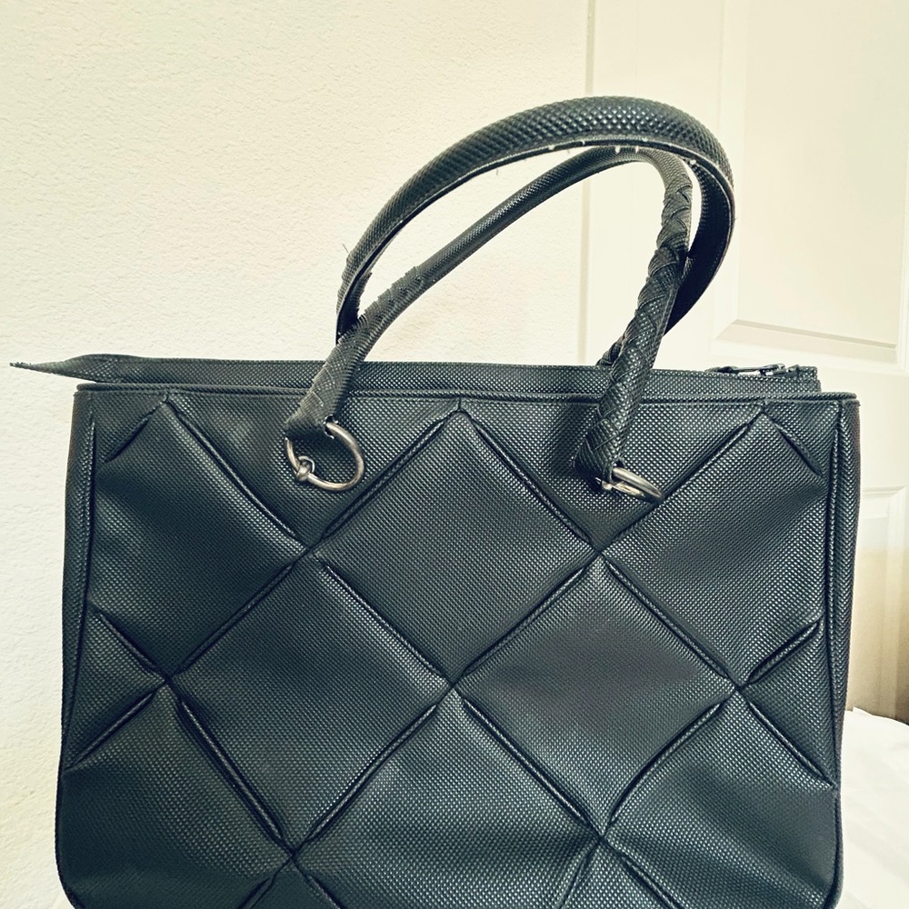 Bottega Veneta Black Tote with Quilted Design and Structured Shape - Picture 3 of 11